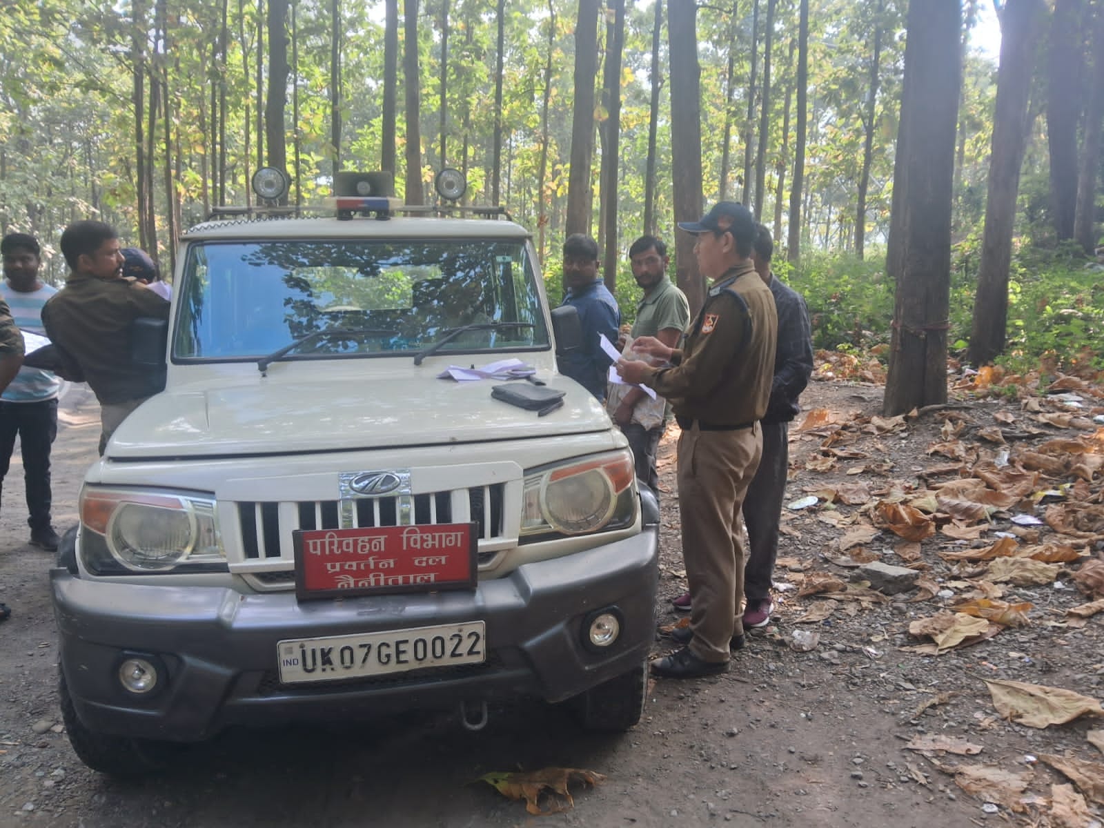 बड़ी खबर-(हल्द्वानी) परिवहन विभाग के द्वारा 52 वाहनों के चालान करने के साथ ही 02 वाहन किये सीज