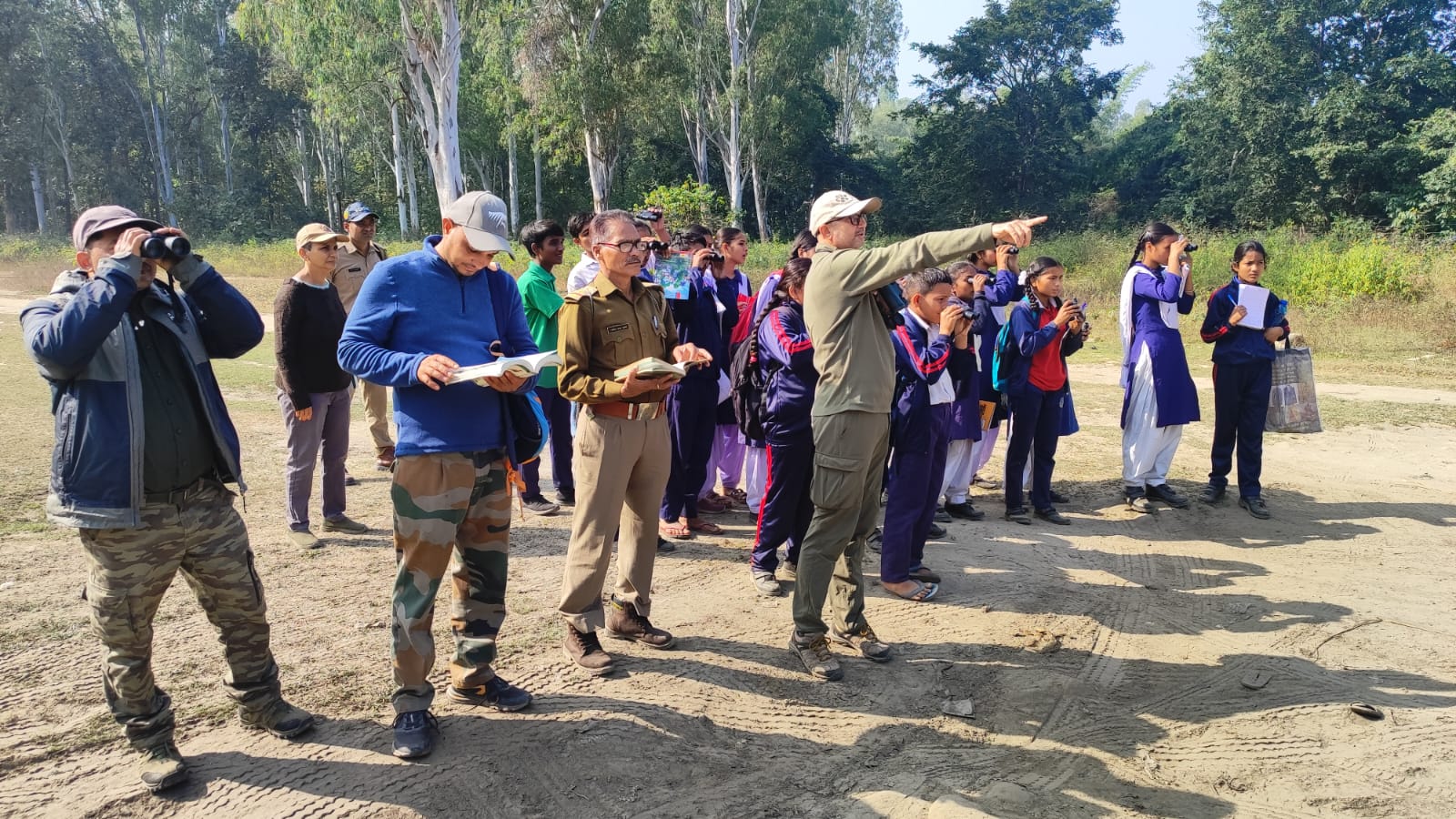 उत्तराखंड में आज से शुरू हुई दो दिवसीय पक्षी गणना, ढेला में स्कूली बच्चों ने की पक्षी गणना………….