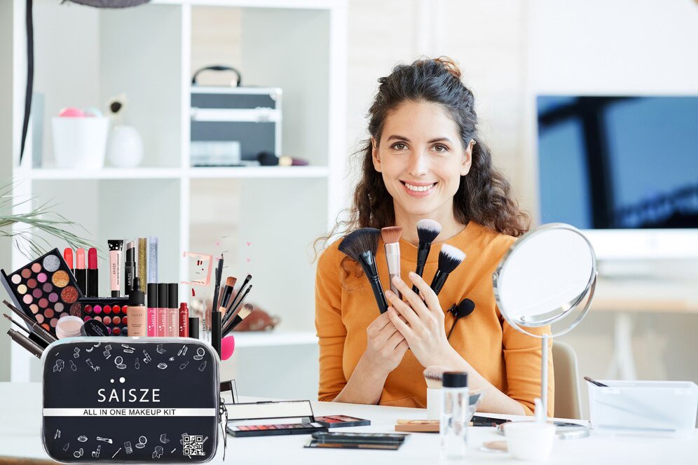 स्वास्थ्य : पहली बार मेकअप किट खरीदने जा रही हैं तो इन 5 बातों पर जरूर दें ध्यान