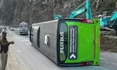 मंडी : हिमाचल प्रदेश , चंडीगढ़,मनाली हाईवे पर पलटी पर्यटक बस, 31 यात्री घायल