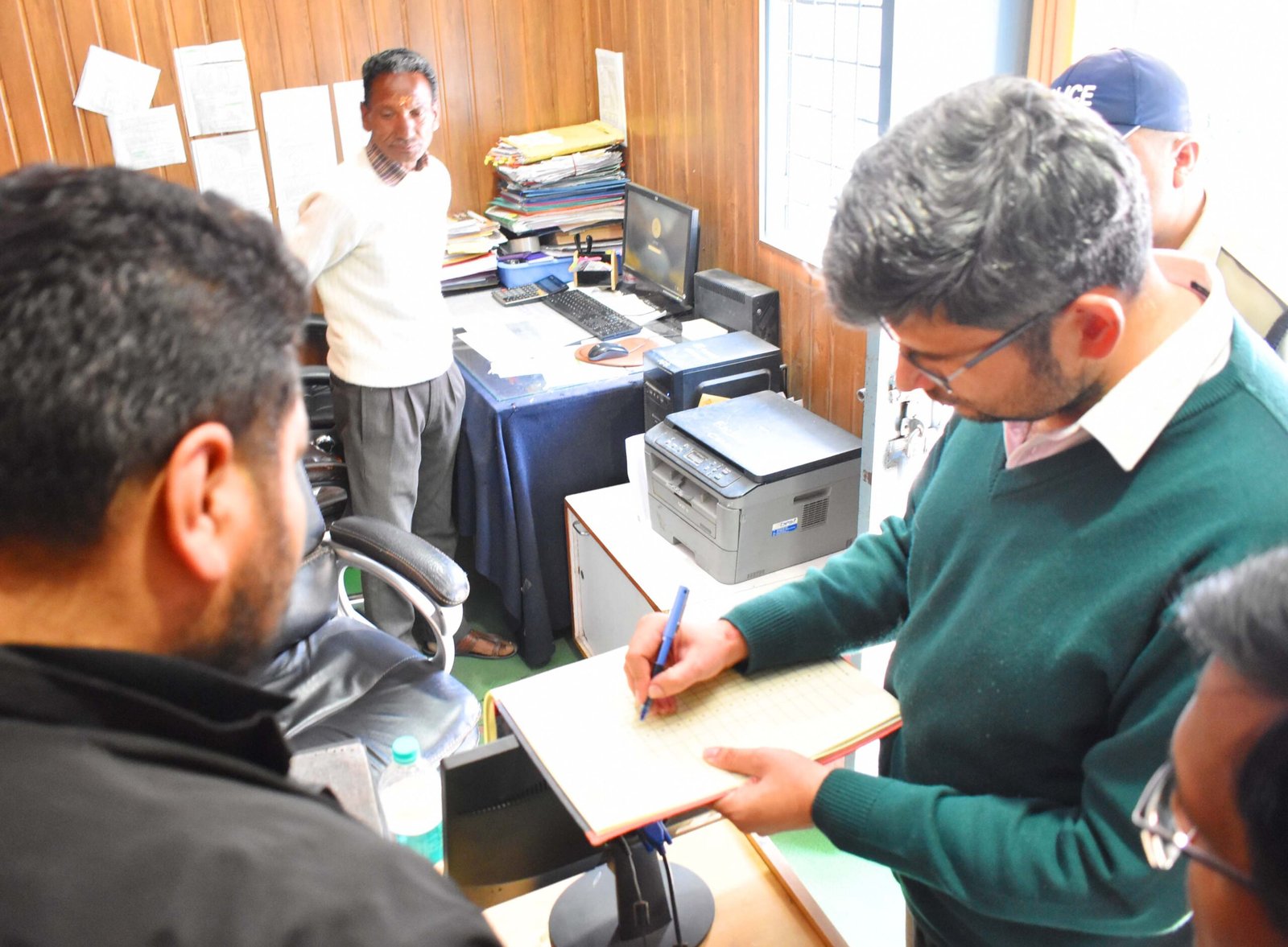 चमोली : जिला आबकारी अधिकारी मिले कार्यालय से नदारद, जिलाधिकारी ने की सर्विस ब्रेक  