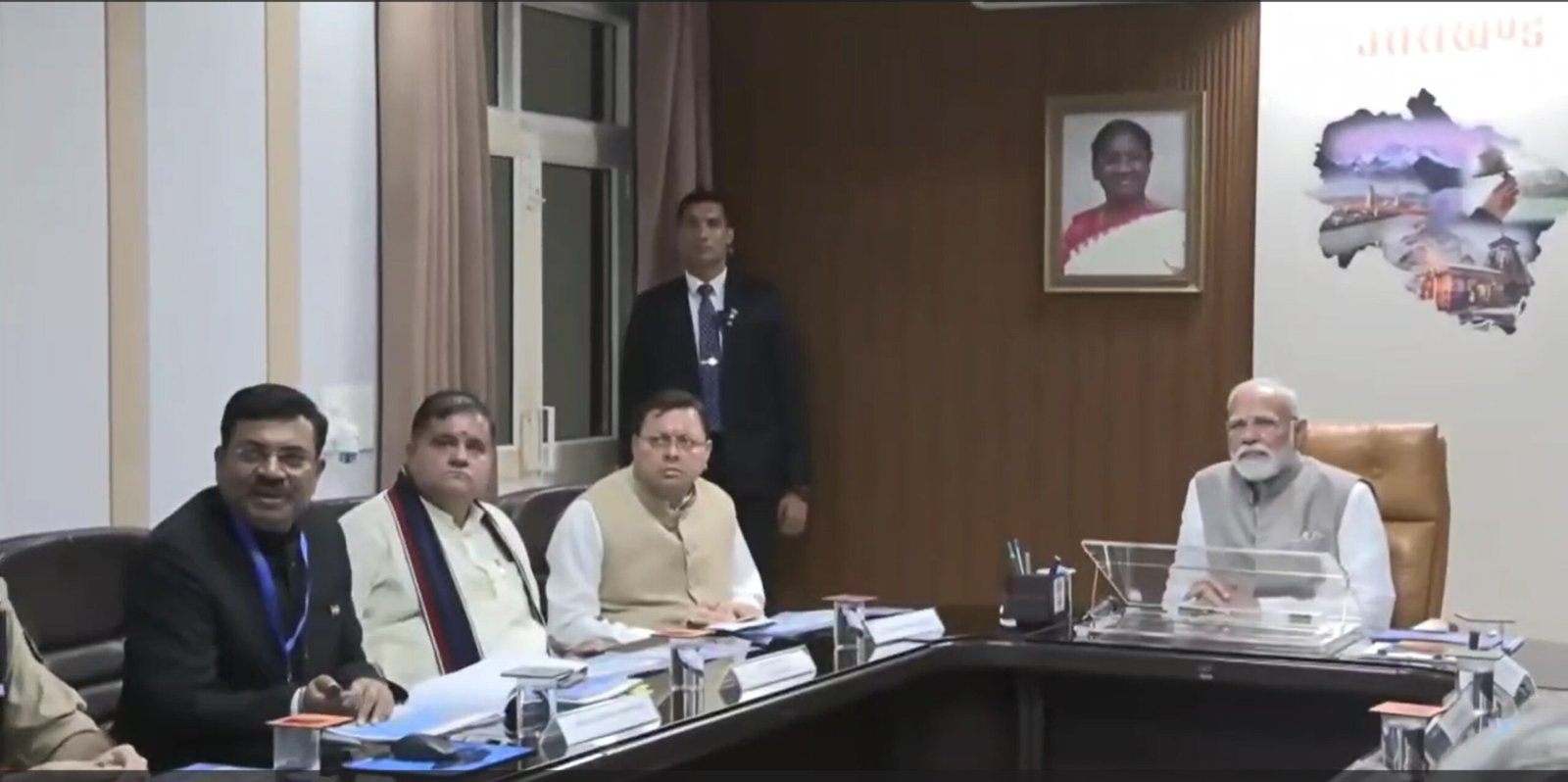 प्रधानमंत्री नरेंद्र मोदी आज देहरादून पहुंचे, आपदा की स्थिति का लिया जायज़ा।