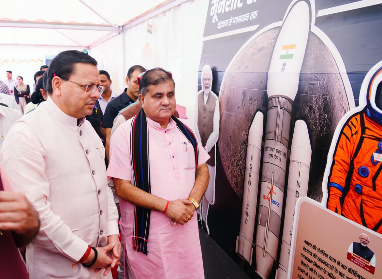 सीएम धामी ने सेवा पखवाड़ा के तहत नगर निगम देहरादून में प्रदर्शनी का किया शुभारंभ