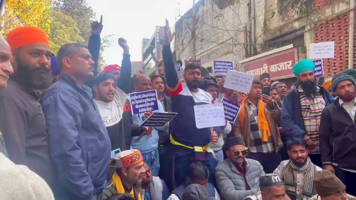 दून ऑटो रिक्शा यूनियन का सीएम आवास कूच, पुलिस बैरिकेडिंग के बाद धरने पर बैठे चालक, जानिए प्रमुख मांगें