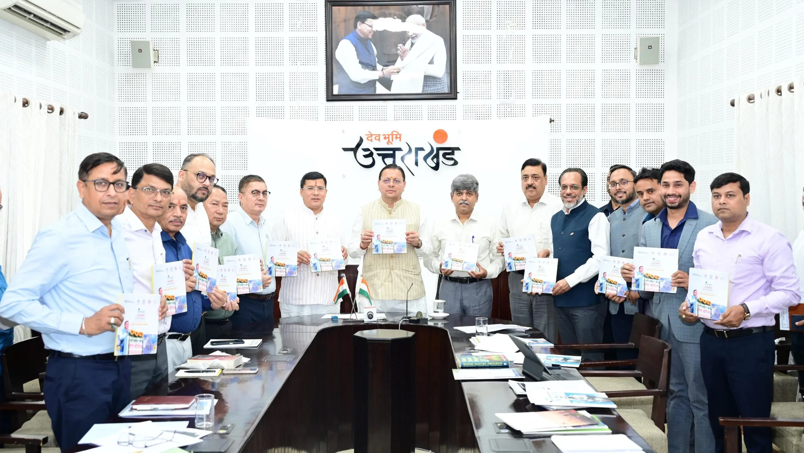 सीएम धामी ने ‘सौर जागरूकता स्मारिका पुस्तिका’ का विमोचन किया