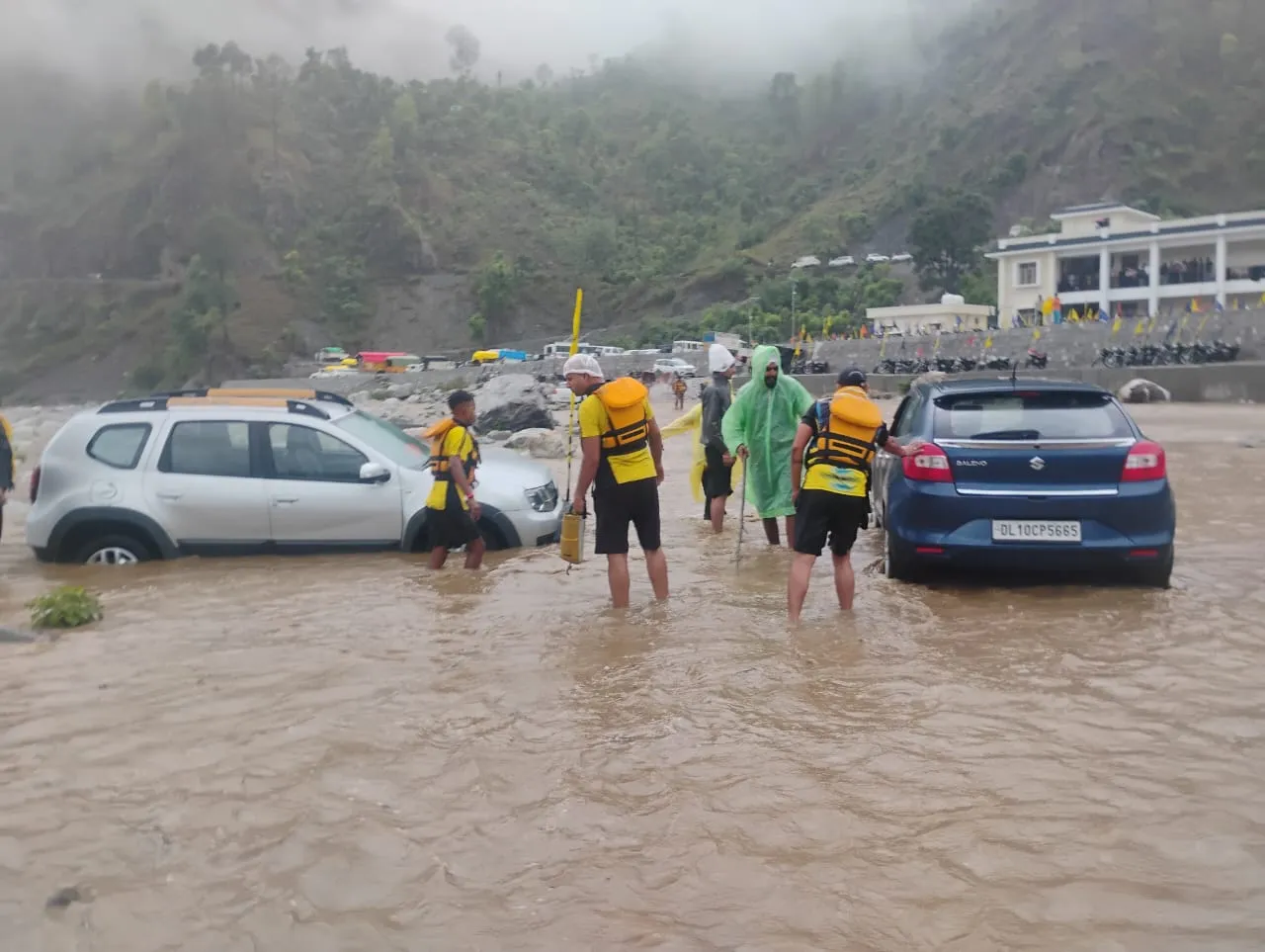 एसडीआरएफ की सतर्कता एवं त्वरित कार्रवाई से टला बड़ा हादसा, उफनती नदी में फंसे 50 से अधिक श्रद्धालुओं को किया सकुशल रेस्क्यू