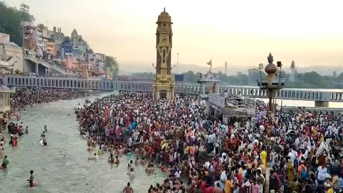 सोमवती अमावस्या पर धर्मनगरी में उमड़ा आस्था का जनसैलाब, ‘हर-हर गंगे’ जयघोष से गूंजे घाट