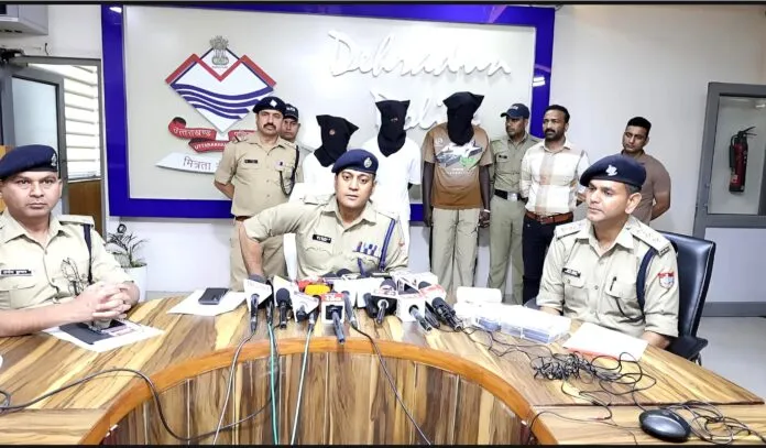 नशा तस्करों पर बड़ी कार्रवाई: 2 शातिर विदेशी पैडलरों सहित 3 नशा तस्करों को 20.92 ग्राम अवैध कोकीन के साथ किया गिरफ्तार