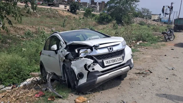 हल्द्वानी में गौला बाईपास पर भीषण टक्कर, कार खेत में जा घुसी, बड़ा हादसा टला