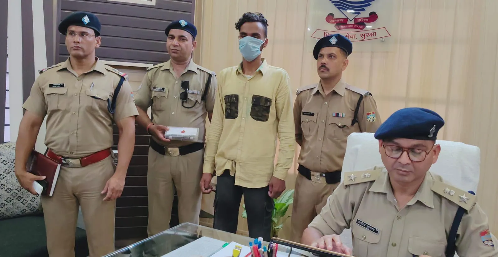 एसएसपी देहरादून के नेतृत्व में दून पुलिस ने सोशल मीडिया पर दहशत फैलाने की साजिश नाकाम की उत्तराखंड के सभी थानों को बम विस्फोट की धमकी देने वाले अभियुक्त को गिरफ्तार किया