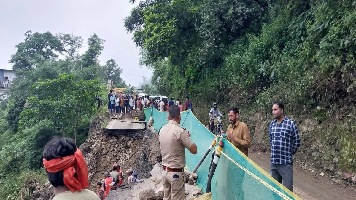 मसूरी-देहरादून मार्ग पर फिर भूस्खलन, पानी वाले बैंड के पास यातायात ठप