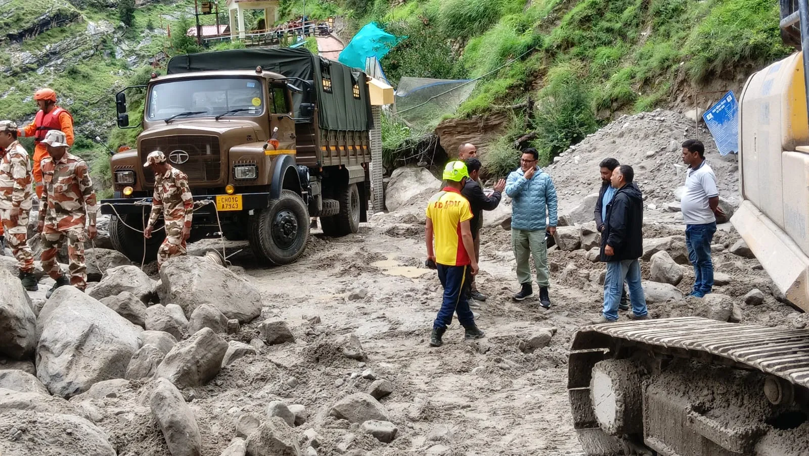 तमक नाले में ह्यूम पाइप डालकर अस्थाई मोटर मार्ग बनाने का कार्य तेजी से जारी।