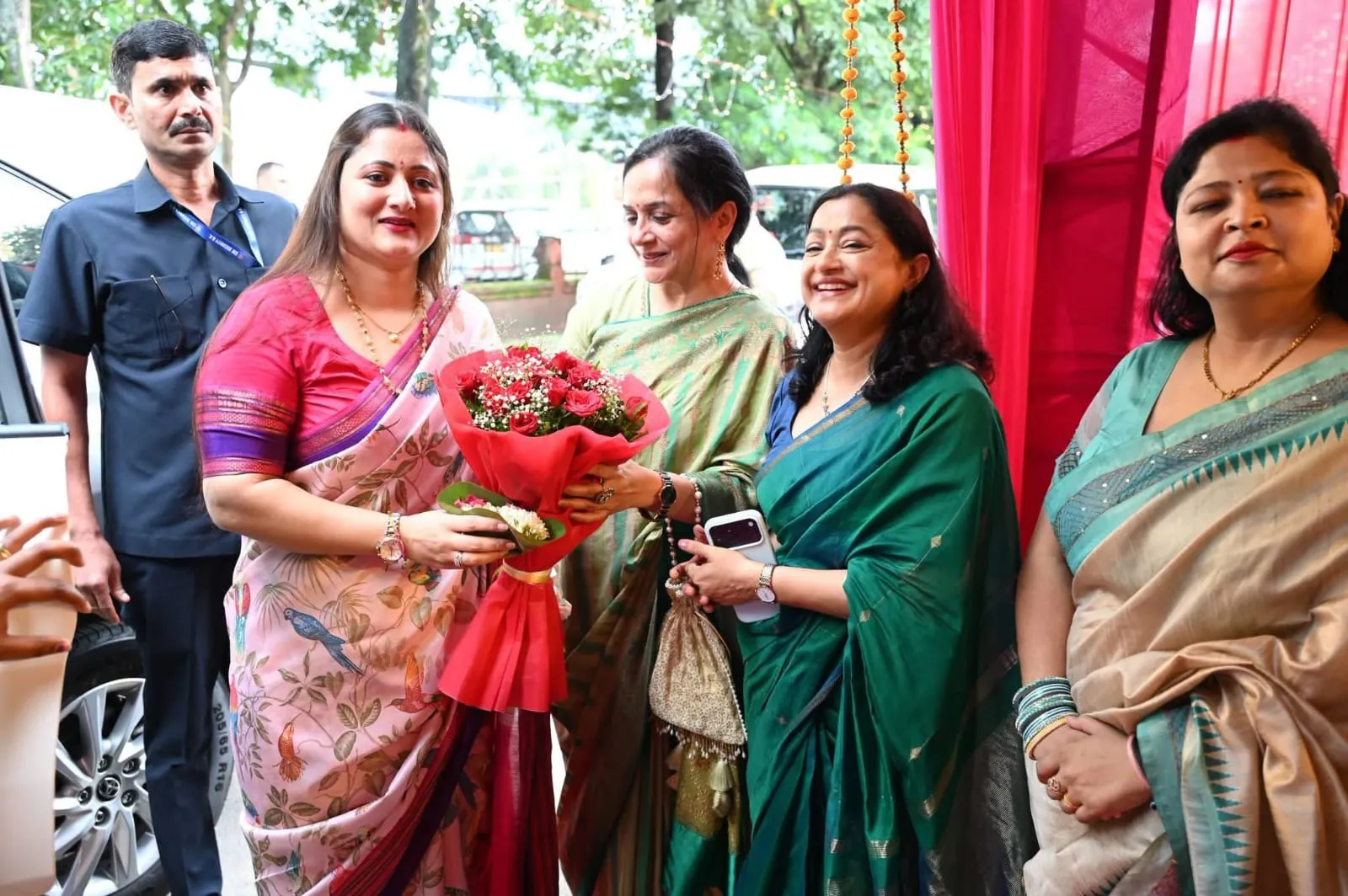 पुलिस लाइन देहरादून में खनकी चूड़ियां, झूले पर सजी तीज की मस्ती; सुनीता बनीं ‘तीज क्वीन’