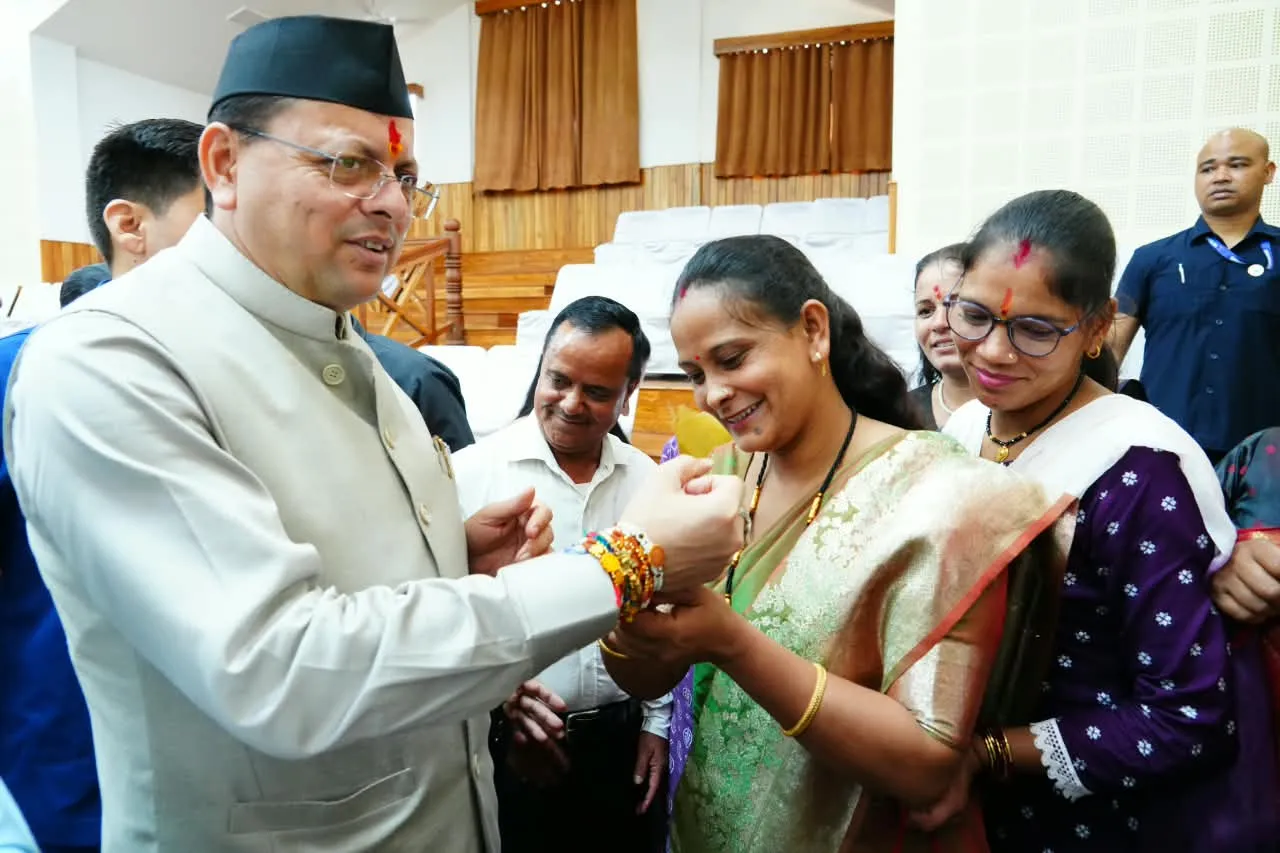 मुख्यमंत्री को महिलाओं ने बांधा रक्षा सूत्र, मुख्यमंत्री ने दी सभी को रक्षा बन्धन की शुभकामनाएं