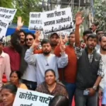 खड़गे की टिप्पणी पर देहरादून में भाजपा का प्रदर्शन, सीएम धामी बोले- कांग्रेस को मांगनी चाहिए माफी