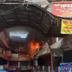 देहरादून के मोती बाजार स्थित रेवती कॉम्प्लेक्स में लगी आग, कपड़ों और फर्नीचर की दुकान का सामान जला
