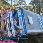 पौड़ी गढ़वाल में खाई में गिरी GMOU की बस, 30 यात्रियों की अटकी जान; पेड़ से टकराकर रुकी बस