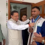 एशियन गेम्स में कांस्य पदक जीतने वाले बॉक्सर कपिल पोखरिया ने मुख्यमंत्री धामी से की भेंट।