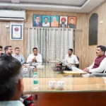 नगर निगम ऋषिकेश में निर्माणाधीन भवन, पार्किंग एवं विभिन्न विकास कार्यों की प्रगति की समीक्षा बैठक संपन्न